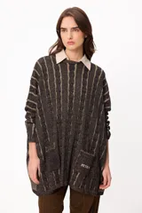 Sweater de tejido artesanal con diseño de rayas verticales en tonos camel y beige, corte holgado, cuello redondo y puños altos ajustados.