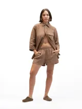 Short de lino con cintura elástica y bolsillos laterales, de diseño holgado y cómodo.