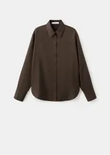 Camisa de lyocell color marrón oscuro, de manga larga y diseño fluido con cuello camisero y cierre frontal abotonado.
