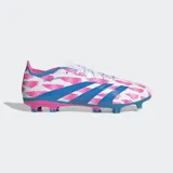 Championes de fútbol Adidas Predator League para terreno firme, con diseño predominantemente blanco, franjas azules y detalles en rosa fucsia. Presentan un patrón gráfico de rayas en rosa sobre la base blanca y las tres franjas características de Adidas en azul.