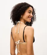 Top de bikini triangular de microfibra, color negro con bies contrastante en color blanco, tazas removibles y tiras finas para atar al cuello y en la espalda.
