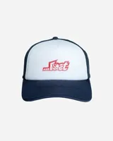 Gorro trucker con visera azul marino, frente blanco con diseño gráfico estampado en rojo y paneles traseros de red azul marino.