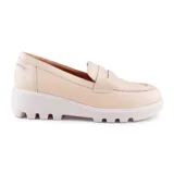 Zapato casual de cuero color beige con plataforma blanca y suela con diseño tractor.