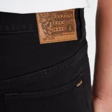 Jean Volcom modelo Solver de corte recto moderno y tiro regular, confeccionado en denim negro.
