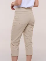 Pantalón capri blanco de tiro alto en denim elastizado, con cintura elástica ancha, bragueta simulada, bolsillos delanteros curvos y aberturas en los laterales del bajo.