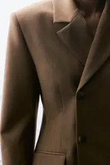 Blazer Zara Woman Collection de cuello solapa y manga larga, con cierre frontal cruzado de botones, bolsillo de vivo en el pecho y bolsillos con solapa en el delantero.