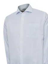Camisa de manga larga RKF modelo Wf Pb, color celeste con diseño a rayas finas blancas. Cuenta con cuello americano abotonado, cierre frontal de botones, bolsillo en el pecho con logo bordado y calce regular.