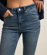 Pantalón skinny de jeans con elastano, de cintura alta y lavado dirty.