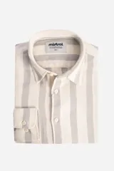Camisa de manga larga Mistral con diseño de rayas verticales en tonos beige y gris. Presenta una textura tipo waffle, cuello clásico y cierre frontal con botones.