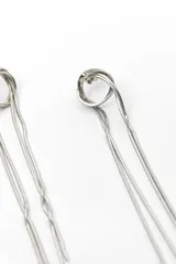 Par de aros colgantes plateados de diseño moderno con cadenas estilo serpiente y cierre de botón.