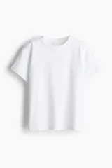 Remera de algodón de diseño oversized, color blanco, con cuello redondo y mangas cortas.