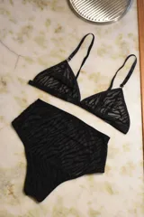 Bombacha de talle alto confeccionada en tela translúcida negra con estampado de cebra.