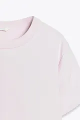 Camiseta de manga corta color rosado, con cuello redondo y corte regular. Confeccionada en tejido de punto interlock elástico y flexible.