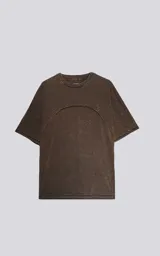 Remera de cuello redondo con calce oversize, confeccionada en algodón con proceso de teñido batik artesanal en tono óxido. Presenta costuras visibles y diseño de paneles en la parte superior.