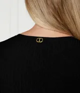 Vestido largo negro ajustado de punto acanalado, con cuello redondo, mangas largas y cinta entrecruzada en la cintura.