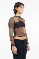 Remera de malla transparente con cuello alto y mangas largas, con estampado de la Mona Lisa.