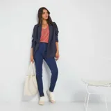 Jegging azul de talle alto con cintura elástica y diseño ajustado.