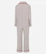Pijama largo Lov de dos piezas confeccionado en viscosa, con estampado de rayas verticales y pequeños corazones. La parte superior es una camisa de mangas largas, cuello solapa y cierre frontal con botones y vivos a contraste. El pantalón cuenta con cintura elástica y diseño recto.