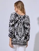 Blusa estampada marca Ruby Rd, con escote en V y lazo de ajuste. Manga raglán amplia.