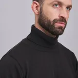 Polera color beige de tejido de punto con cuello alto.