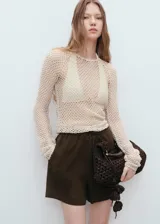Short de corte recto confeccionado en mezcla de lino y viscosa, con cintura elástica y cordón ajustable.