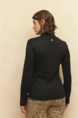 Polera de algodón color verde oliva, de manga larga y cuello alto.