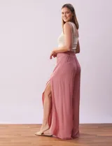 Pantalón palazzo color rosa, de gasa bambula, con pretina ancha elastizada en la espalda y tajos frontales.