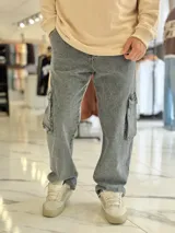 Pantalón de jean cargo color azul, con bolsillos laterales con solapa en los muslos, corte recto y holgado.