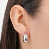 Aros dorados con forma de gota y un pequeño detalle de strass.