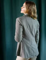 Blazer con estampado de pata de gallo en blanco y negro, marca Tahari. Tiene cuello con solapa, abertura central con botones, bolsillos delanteros y forro a tono.