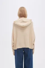 Sweater gris melange medio con capucha y corte cropped.