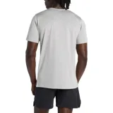Remera deportiva New Balance Sport Essentials Utility, color gris melange, de manga corta, cuello redondo y calce clásico. Presenta el logo de la marca estampado en el pecho.