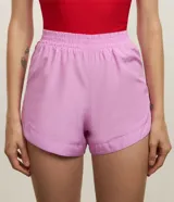 Bermuda deportiva femenina modelo runner color verde menta, con cintura elástica y diseño holgado con bajo redondeado.
