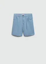 Short de tiro alto color celeste, con cierre de cremallera y botón, trabillas, tejido fluido, detalle de pinzas, diseño corto y dos bolsillos laterales.