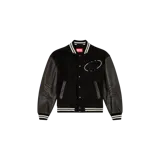 Campera estilo bomber Diesel Red Tag modelo L-FRANZ-PATCH, de color negro con mangas de cuero sintético y puños, cuello y dobladillo tejidos a rayas blanco y negro. Cuenta con cierre frontal de botones a presión, bolsillos ribeteados y bordado en el pecho.
