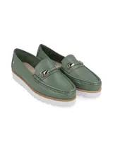 Mocasines de cuero color verde esmeralda con detalle de herraje metálico en el empeine y suela de plataforma dentada en color blanco.