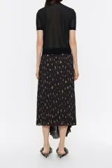 Falda midi plisada color amarillo claro, con cierre de botón frontal y capa delantera con lazo en el lateral.