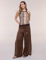 Musculosa de tejido de punto fino con diseño de rayas verticales en tonos marrón, beige y blanco. Posee escote halter con cuello redondo cerrado y ribetes marrones en contraste.