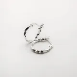 Aros argollas de plata 925 con diseño torneado y cierre de presión.