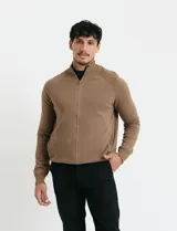 Cardigan de punto color marrón, con cuello alto y cierre frontal completo. Presenta mangas largas tipo ranglan y bolsillos laterales de ribete.