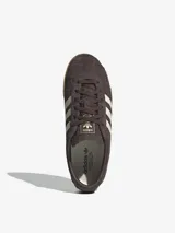 Zapatillas Adidas Gazelle Lo Pro color marrón topo con las tres tiras laterales en blanco hueso.