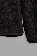 Sudadera de corte regular fit confeccionada en tejido polar con textura efecto pelo. Presenta cuello subido con capucha integrada, manga larga ranglán y acabados con cinta elástica. El bajo es asimétrico, siendo más largo en la parte posterior.