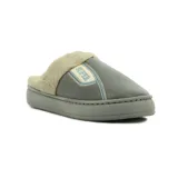 Pantufla abierta gris de poliuretano, con interior y borde de corderito sintético en tono tostado. Cuenta con una tira lateral decorativa con la palabra "SUPER" bordada y suela de goma.