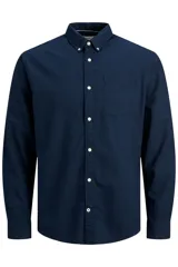 Camisa de manga larga azul marino, con cuello abotonado, cierre con botones blancos y bolsillo de parche en el pecho. Corte slim fit. Marca Jack & Jones.