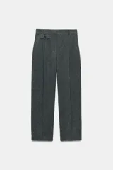 Pantalón de tiro medio con pinzas delanteras y pernera recta. Cuenta con bolsillos frontales, falsos bolsillos traseros de vivo y cierre frontal con cremallera, botón interior y ganchos.