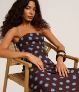 Blusa femenina sin breteles, color marrón con estampado de lunares celestes. Confeccionada en viscolino, tiene un corte ajustado y elástico en la espalda para un mejor calce.