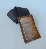Cinturón de cuero negro con hebilla rectangular de nácar y engarce de alpaca.