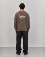 Buzo de cuello redondo en color marrón con efecto lavado, manga larga y logo pequeño estampado en el centro del pecho.