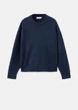 Sweater de punto medio en color azul marino, con cuello redondo y mangas largas. Presenta un diseño recto con terminaciones en canalé.