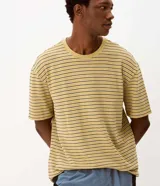 Remera de corte boxy fit para hombre, con diseño de rayas finas horizontales en tonos claros y oscuros, cuello redondo y mangas cortas.